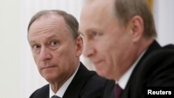 Ông Nikolai Patrushev (trái) khi giữ chức Thư ký Hội đồng An ninh Nga và Tổng thống Vladimir Putin trong cuộc gặp với các quan chức cấp cao của các nước BRICS tại Điện Kremlin ở Moscow, Nga, ngày 26/5/2015.