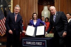 Temsilciler Meclisi Başkanı Nancy Pelosi, Cumhuriyetçi Azınlık Lideri Kevin McCarthy ve Demokrat Çoğunluk Lideri Steny Hoyer 2,2 trilyon dolarlık teşvik paketini gösteriyor