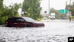 Một chiếc xe hơn nằm trong nước lũ gần Đại lộ Spruill ở North Charleston, bang South Carolina, khi Bão nhiệt đới Debby ập đến, ngày 6 tháng 8 năm 2024.