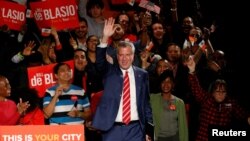 Bill de Blasio seçim zaferini seçmenleriyle kutlarken