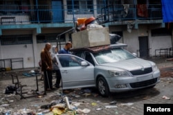 رفح کے مشرقی حصے میں اسرائیلی فوج کے فضائی اور زمینی حملے شروع ہونے کے بعد ایک فیملی اپنا گھر چھوڑ کر پناہ کی تلاس میں نکل رہی ہے۔ 13 مئی 2024