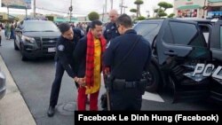 Trang phục ông Lê Đình Hùng mặc khi đến khu Little Saigon, bang California, Mỹ. (Ảnh từ facebook Le Dinh Hung)