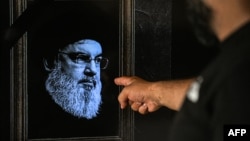 Hình ảnh cố thủ lĩnh Hezbollah Hassan Nasrallah trên màn hình TV với một sọc đen để tang trong chương trình phát sóng từ đài truyền hình tư nhân NBN của Lebanon tại Beirut hôm 28/9/2024.